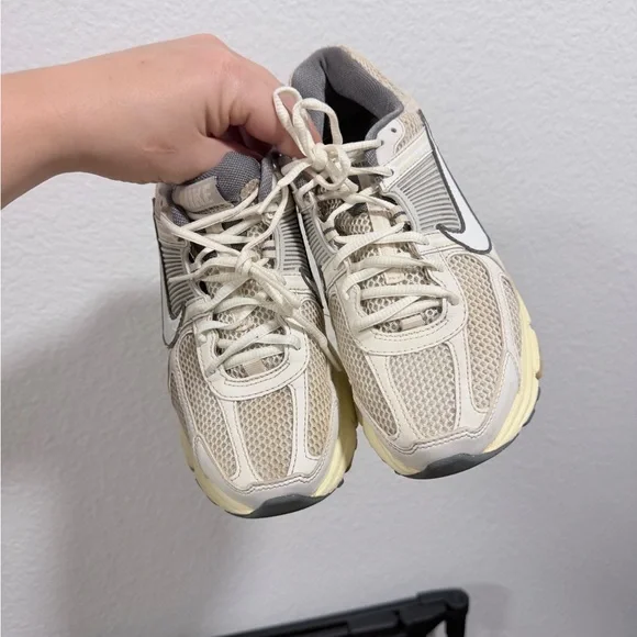 Nike White and Cream Vomero 5 - Picture 7 of 9